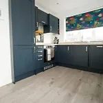 2 Bed - Sleeps 4 - Pets - Parking - Wifi *