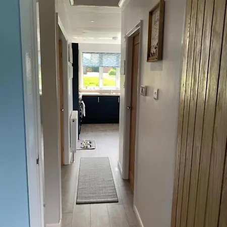 2 Bed - Sleeps 4 - Parking - Pet Friendly
