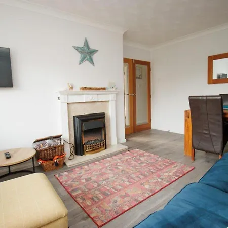 Holiday home 2 Bed - Sleeps 4 - Parking - Pet Friendly *
