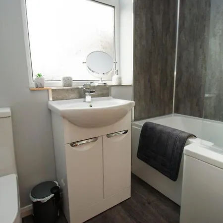 Holiday home 2 Bed - Sleeps 4 - Parking - Pet Friendly