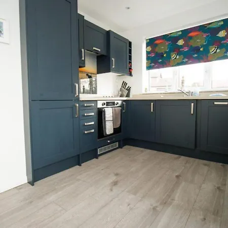 2 Bed - Sleeps 4 - Parking - Pet Friendly *