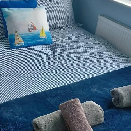 Holiday home 2 Bed - Sleeps 4 - Parking - Pet Friendly
